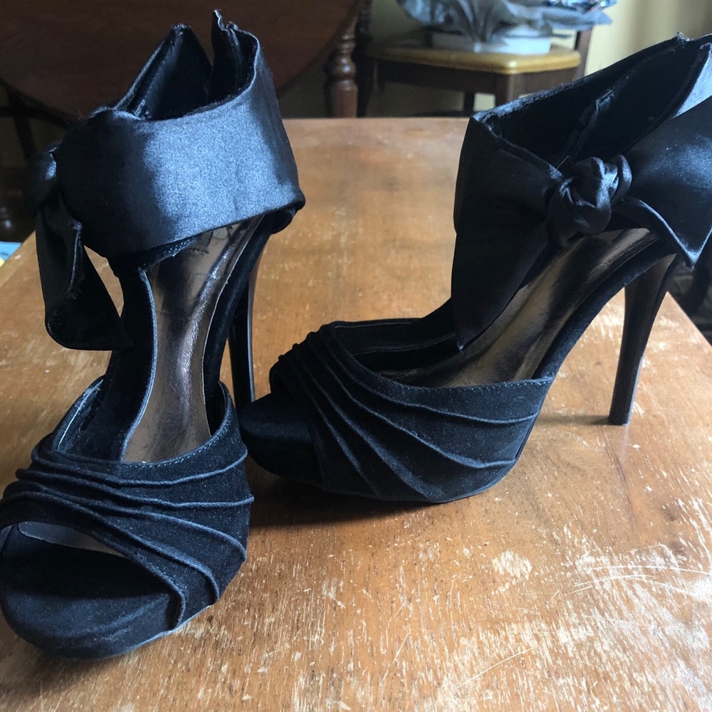 Black seude and satin bow accented pumps